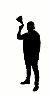 Protestocuların siyah silueti bir megafon tutuyor, beyaz arka planda sloganlar atıyor. Eylemci protestoda, mitingde, gösteride