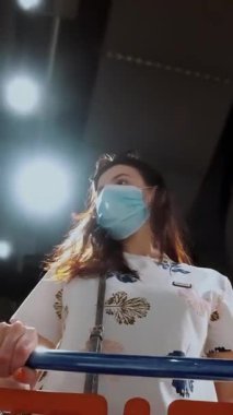 Koronavirüs salgını sırasında tek kullanımlık tıbbi maske takan ve süpermarketten alışveriş yapan bir kadın. Salgın sırasında tedbirlerin korunması ve önlenmesi