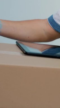 Yakın plan, Coronavirus salgını sırasında hastaneye tıbbi ekipmanla birlikte paket teslimatı. Maskeli, eldivenli kurye doktorlara karton kutu veriyor. Kargo teslimat servisi karantina sırasında.