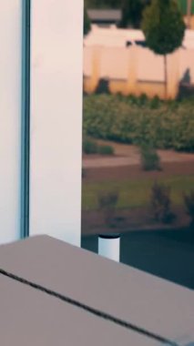 Yakın plan, Coronavirus salgını sırasında hastaneye tıbbi ekipman ya da uyuşturucu taşıyan paket teslimatı. Kurye, koruyucu kıyafetli, hemşireye karton kutular veriyor. Kargo teslimat servisi karantina sırasında.