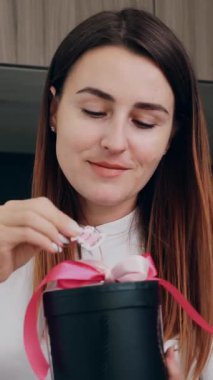 Hediyeler paketleniyor. Hediye ve dekorasyon tasarımcısı çevrimiçi ve video konferansında eğitim yürütüyor. Video blogunu kaydediyor, Webinar, akıllı telefonun önünde duruyor. çevrimiçi çalış.