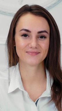 Online video konferansı. Genç bir kadın video konferans konuşması yapıyor, bilgisayar kullanıyor, web kamerasının önünde oturuyor..