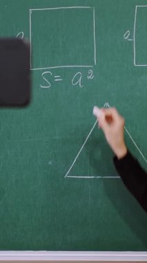 Uzaktan eğitim, uzaktan eğitim. Kadın, öğretmen internet dersini kaydetmek için akıllı telefon web kamerası kullanıyor. Evde eğitim, uzak öğrenim..