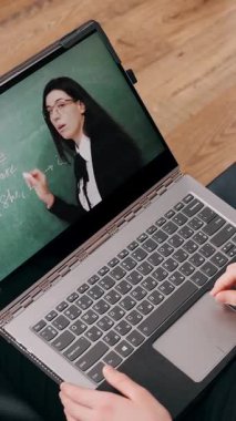 Öğretmenle çevrimiçi video görüşmesi. Uzaktan öğrenme. Liseli kız online ders alıyor, video görüşmesi yapıyor, öğretmenle konuşuyor, dizüstü bilgisayar kullanıyor. Evde online ders çalışıyorum..