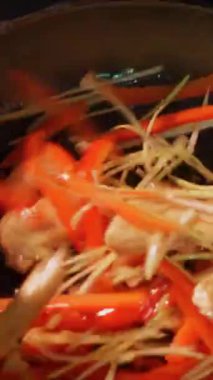 Yemek pişirmek. Yakın plan. Sebzeli et parçaları tavada kızartılır. Üst Manzara. Aşçılık