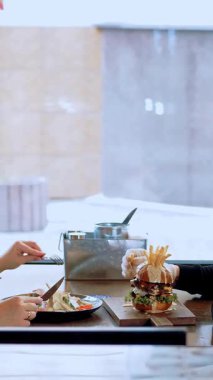 Samimi bir kafede romantik bir akşam yemeği. Mutlu bir çift öğle yemeğini rahat, parlak bir restoranda ya da kafede yer..