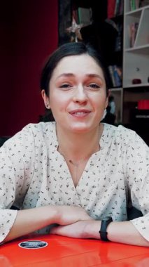 Online video konferansı. Genç bir kadın video konferans konuşması yapıyor, bilgisayar kullanıyor, web kamerasının önünde oturuyor..