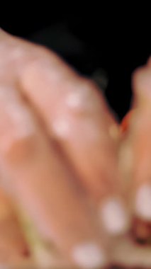 Geleneksel Japon yemekleri. Yakın plan. Profesyonel suşi şefi suşi barından sipariş vermek için yeni hazırlanmış suşi rulolarını bir teslimat kutusuna koyuyor..