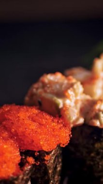 Geleneksel Japon yemekleri. Yakın plan. Taze pişmiş, çeşitli suşi ruloları. Asya yemeği gurmesi..