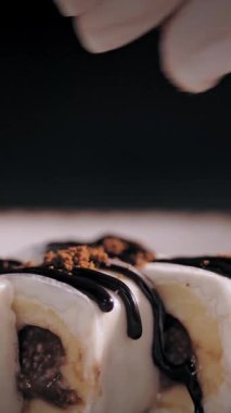 Geleneksel Japon yemekleri. Yakın plan. Suşi şefi fındıklı çikolatalı suşi börekleri serpiyor. Asya yemeği gurmesi..