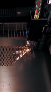 Metal levha için lazer kesme makinesi. Üst Manzara. CNC fiber lazerli modern makine metal levha üzerindeki desenleri kesiyor. Kesme işlemi sırasında lazer ışınından parlak kıvılcımlar uçuşuyor