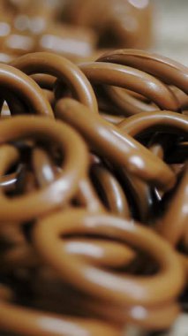 Perde kornişleri. Perde rayları. Yakın plan. Küçük halkalar, kornişler için plastik dekoratif parçalar. Perdeler için aksesuarlar, pencere dekorasyonu. Üretim, perde kordonu paketleme