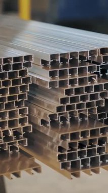 Perde kornişleri. Perde rayları. Yakın plan. Metal perde kornişleri, depoda, boyamadan önce. Perde kordonlarının imalatı. Perdeler için aksesuarlar, pencere dekorasyonu.