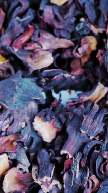 Amfibik çayı, Karkade. Yakın plan. Rotasyon yemeği. Büyük, kuru, kırmızı amber çiçeği çayı. Bitkisel çay arka planı.