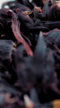 Amfibik çayı, Karkade. Yakın plan. Rotasyon yemeği. Büyük, kuru, kırmızı amber çiçeği çayı. Bitkisel çay arka planı.