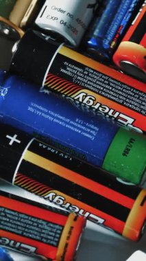 Alkali piller. Yakın plan. Döndürme. Pikapta farklı pil türleri döner. Birçok renkli pil AA ve AAA. en üstteki görünüm.