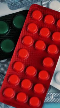 Haplar ve uyuşturucular. Yakın plan. Döndürme. İlaçlar ve haplar su topladı. Makro. Eczane. İlaç Endüstrisi. Tıp konsepti.