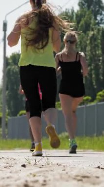 CHERKASSY, UKRAINE, 25 MAYIS 2021: açık havada grup fitness antrenmanı. Spor salonu açık havada. Aktif giysi giyen insanlar spor yolunda, plajda ya da parkta sabah koşusu antrenmanı yapıyorlar..