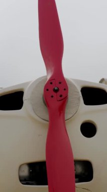 Boş ver uçağı. Retro uçak. Retro uçak pervanesi. Yavaşça çalışan pervanenin yakın çekimi. Eski model uçakların sergisi.