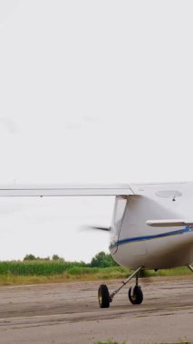 Boş ver uçağı. Retro uçak. Arkadan bak. Retro uçak eski havaalanından kalkmaya hazır.