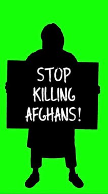 Protestocu. Siyah siluet. Elinde yeşil arka planda posterleri olan Arap elbiseli bir adam. Afganistan 'daki protestolar.