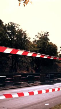 Dikkat bandı. Koruma işareti. Çizgiyi geçme. kırmızı ve beyaz şerit. İnsanlar olmadan arkaplan, boş sokak.