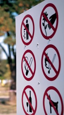 İçki yasağı posteri. İçki yasağı işareti. Yakın plan. Park alanında yasak levhaları olan bir poster. arkaplan bulanık