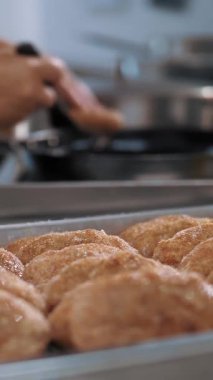 Hamburger köftesi. Yakın plan. Yemek pişirmek. Açık büfe restoran mutfağı. Şef tavada hamburger için köfte kızartıyor. Kıymalı pirzola. Lezzetli Et Tabağı. Mutfakta yemek yapmak.