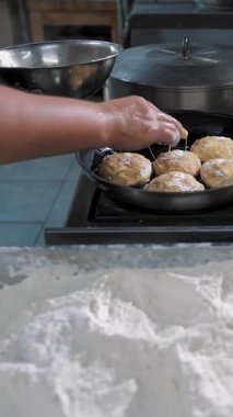 Hamburger köftesi. Yakın plan. Yemek pişirmek. Açık büfe restoran mutfağı. Şef tavada hamburger için köfte kızartıyor. Kıymalı pirzola. Lezzetli Et Tabağı. Mutfakta yemek yapmak.