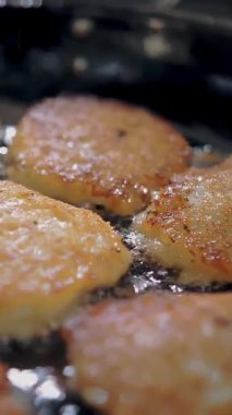 Patates kızartması. Patates köftesi. Yemek pişirmek. Patates keki, zuela. Açık büfe restoran mutfağı. Yakın plan. Aşçı çıtır patates kızartması yapıyor, kızgın yağda kızarıyor..