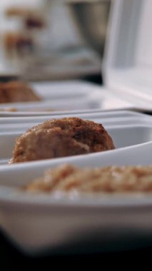 Beslenme çantası. Sıcak yemek. Paket servis. Yemek servisi. Yakın plan. Beslenme çantalarındaki sıcak yemekler, yiyecek konteynırları yemek teslimatı için hazır..