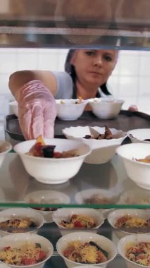 Kendi kendine hizmet veren kafeterya. Açık büfe restoranı. Garson küçük kaselere salata koyar. Kendi servis kafeteryasının vitrinine ya da hayır kurumu çorbası mutfağına.