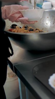 Yemek pişirmek. Açık büfe restoran mutfağı. Matara. Yakın plan. Ticari bir mutfakta yemek pişirmek. Hayır kurumları, halk çorbacıları fakir ve muhtaçlara bedava yemek pişiriyor..