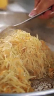 Yemek pişirmek. Yakın plan. Fırında, lahana kızartma tavasında pişiyor.