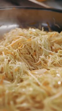 Yemek pişirmek. Yakın plan. Fırında, lahana kızartma tavasında pişiyor.