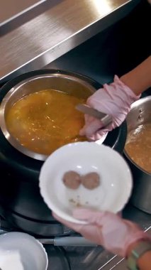 Açık büfe restoranı. Kendi kendine hizmet veren kafeterya. Yakın plan. Garson, koruyucu eldivenlerle müşteriye sıcak çorba dolduruyor. Yemek pişirmek. sağlıklı gıda.