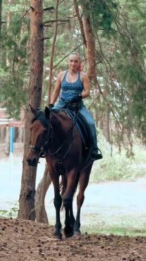 Igbt insanlarının hayatı. Gökkuşağı. Aynı cinsiyette aşk. Aynı cinsiyetten genç bir çift lezbiyen kadın ortak hobileri olan ata biniyorlar..