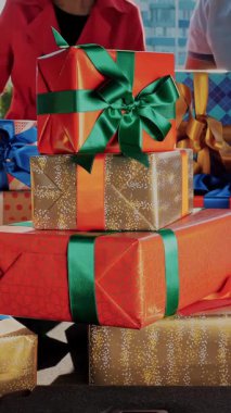 Teslimat. Bağış, bağış. Hediye kutuları arabada. Yakın plan. Kadın ve erkek, bagajdan güzelce paketlenmiş kutuları boşaltıyor. İçeriden görüntü. Noel hediyeleri. Çevrimiçi düzen.