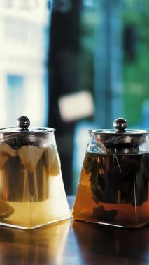 Çaydanlıkta meyve çayı var. Bitki çayı. Çay içeceğim. Yakın plan. Üç farklı meyve ve bitkisel, renkli çaydanlık..