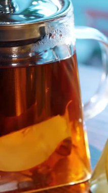 Çaydanlıkta meyve çayı. Bitki çayı. Çay içeceğim. Yakın plan. Üç farklı meyve ve bitkisel, renkli, ev yapımı çaydanlık..