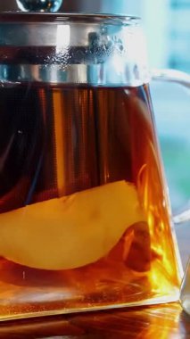 Çaydanlıkta meyve çayı. Bitki çayı. Çay içeceğim. Yakın plan. Üç farklı meyve ve bitkisel, renkli, ev yapımı çaydanlık..