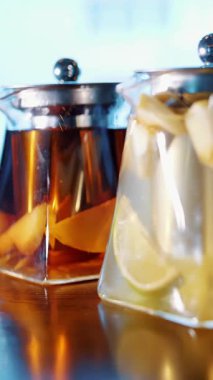 Çaydanlıkta meyve çayı. Bitki çayı. Çay içeceğim. Yakın plan. Üç farklı meyve ve bitkisel, renkli, ev yapımı çaydanlık..