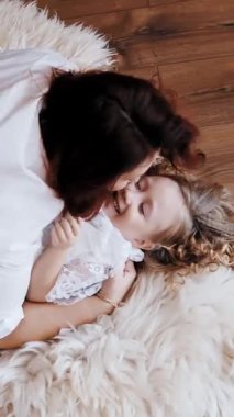 Aile. Anne ve kızı. Şirin küçük kız. Anne ve küçük kızı birlikte vakit geçiriyorlar, eğleniyorlar. en üstteki görünüm