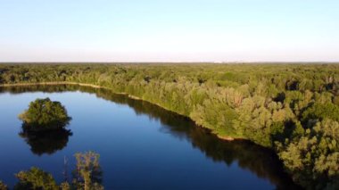 2022 yazında Brieselang Brandenburg, Nymph Gölü 'ndeki panorama insansız hava aracı görüntüleri. Yukarıdan 4k Sinematik Görünüm