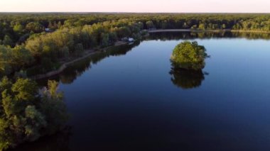 2022 yazında Brieselang Brandenburg 'daki Nymph Gölü' nden drone görüntülerini alın. Yukarıdan 4k Sinematik Görünüm