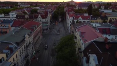 Bierpinsel Steglitz Berlin 'in insansız hava aracını 2022 yazında geri çekin. 4k Sinematik