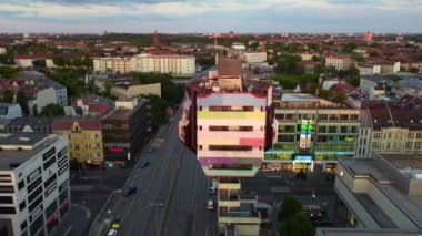Bierpinsel Steglitz Berlin 'in ters uçan insansız hava aracını 2022 yaz akşamında uçurun. 4k Sinematik