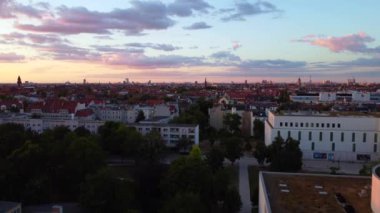 Yaz akşamı 2022 'de Berlin Steglitz' e insansız hava aracı saldırısında bulundu. 4k Sinematik