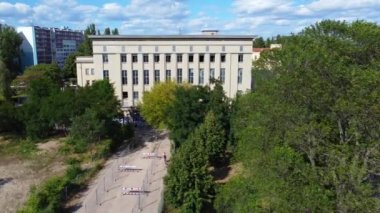 Berghain Berlin Friedrichshain Yaz 2022 'de sağdan drone görüntülerine kayıyor. Yukarıdan sinematikName