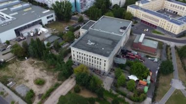 2022 yazında Berlin kulübü Berghain Friedrichshain 'in insansız hava aracı görüntülerini izledik. Yukarıdan sinematikName